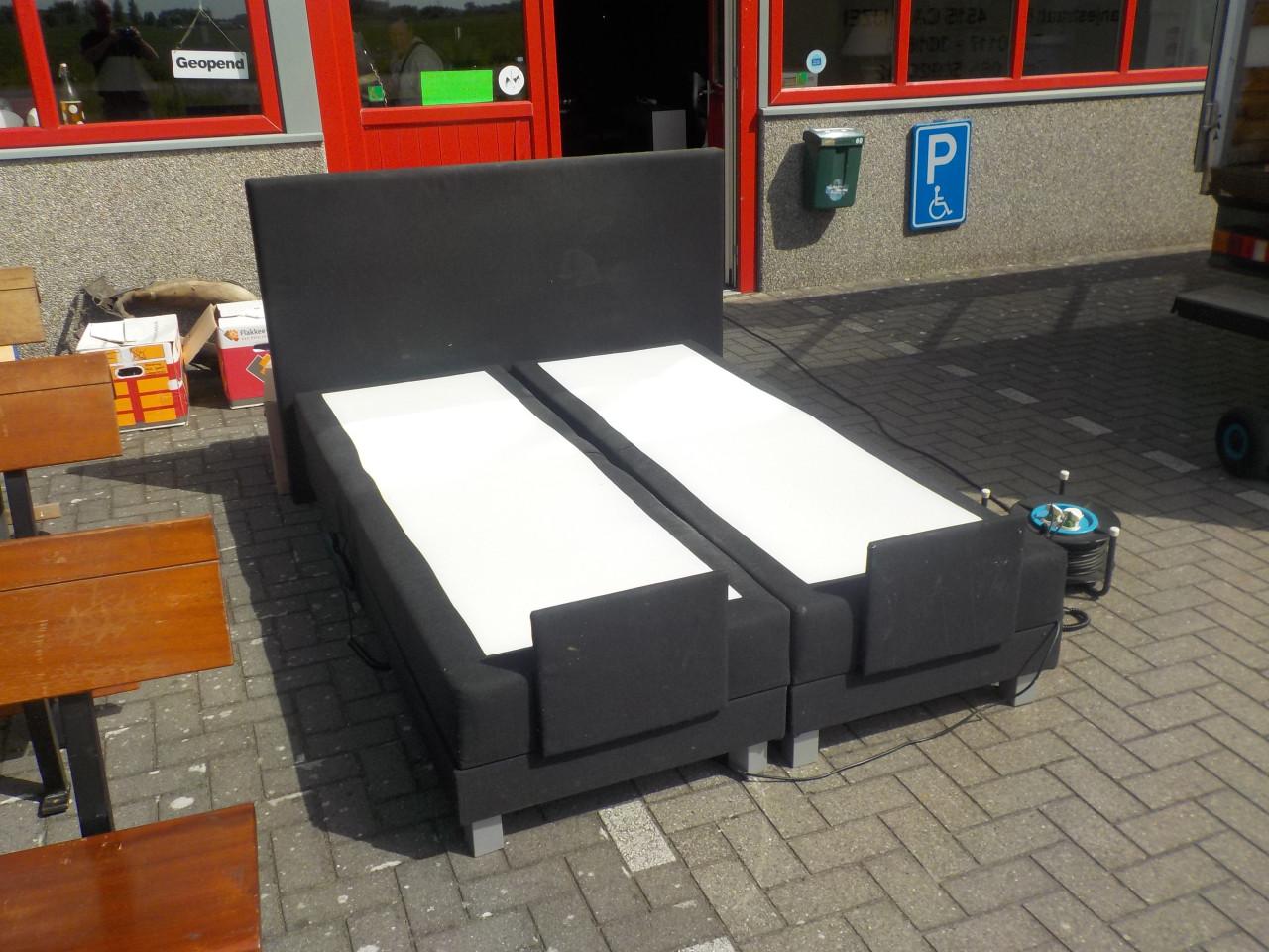 2 Elektrische boxspring 70 x 200 cm met 2 matrassen en hoofdboord
