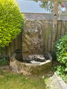 Grote waterval met pomp