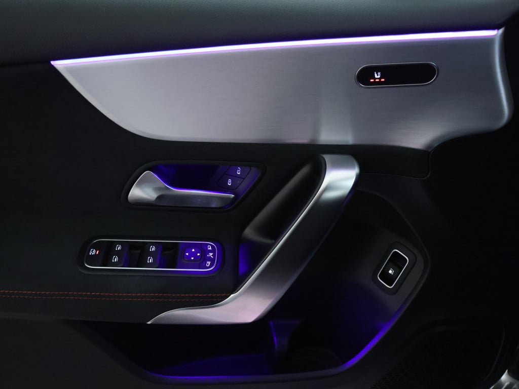 Mercedes-Benz A-Klasse 250 e business solution amg inclusief 24 maanden mb 