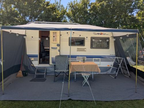 Te koop: nette en complete caravan
