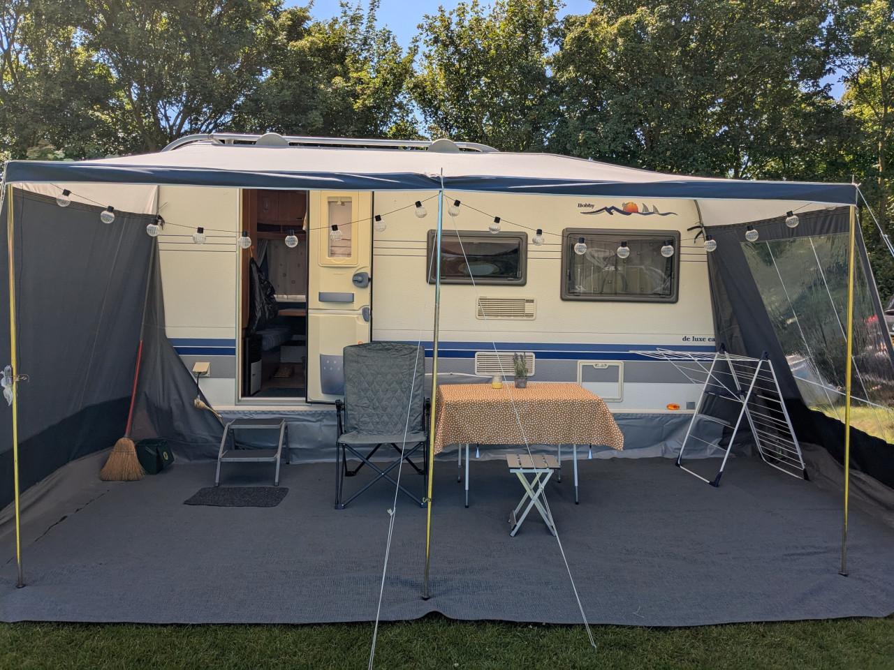 Te koop: nette en complete caravan