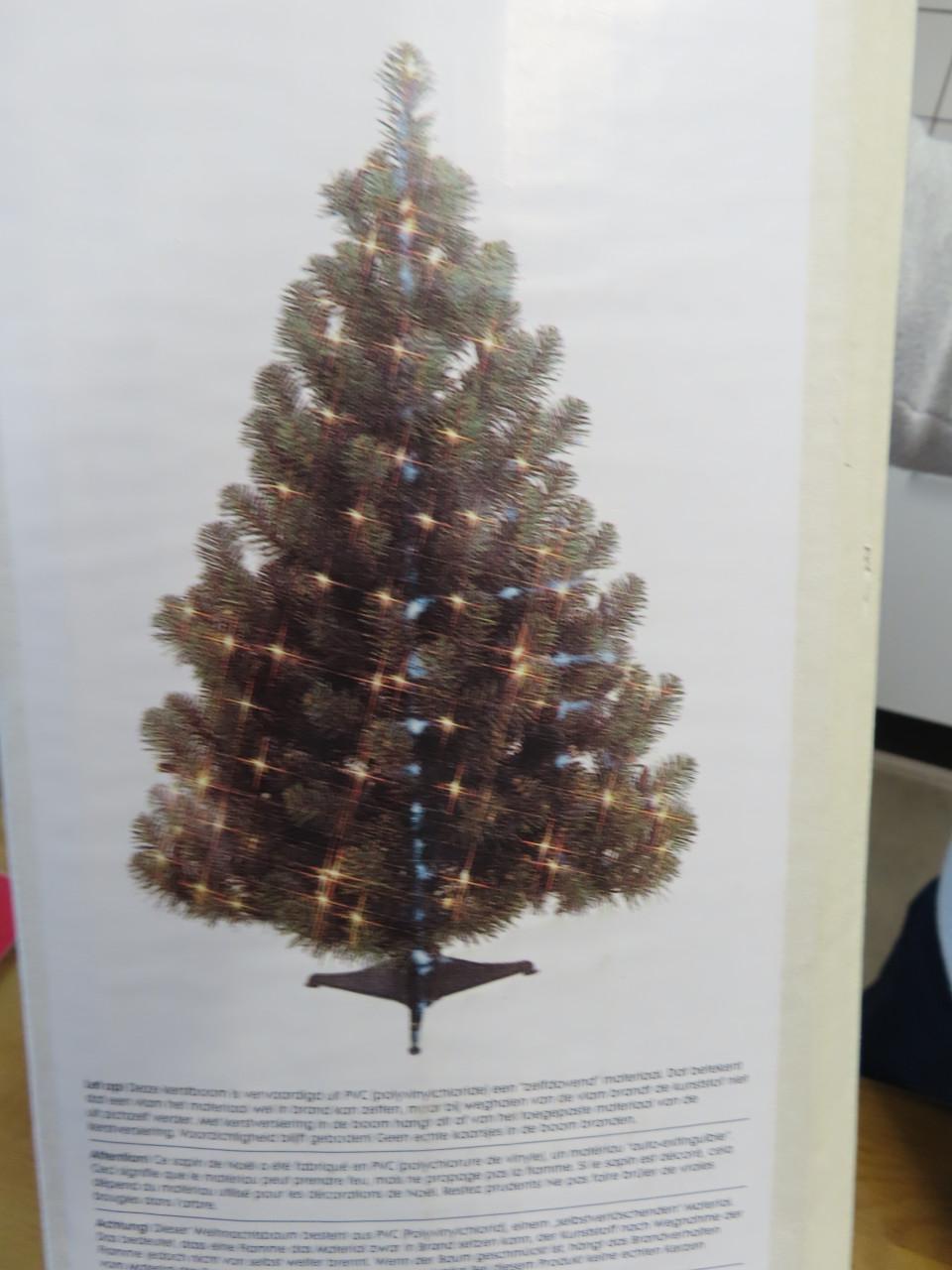 Kerstboom met 220V verlichting €.15,00 Kunstboom,  Groenspar, Hoog 90 cm