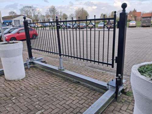 Smeedijzeren poort te koop