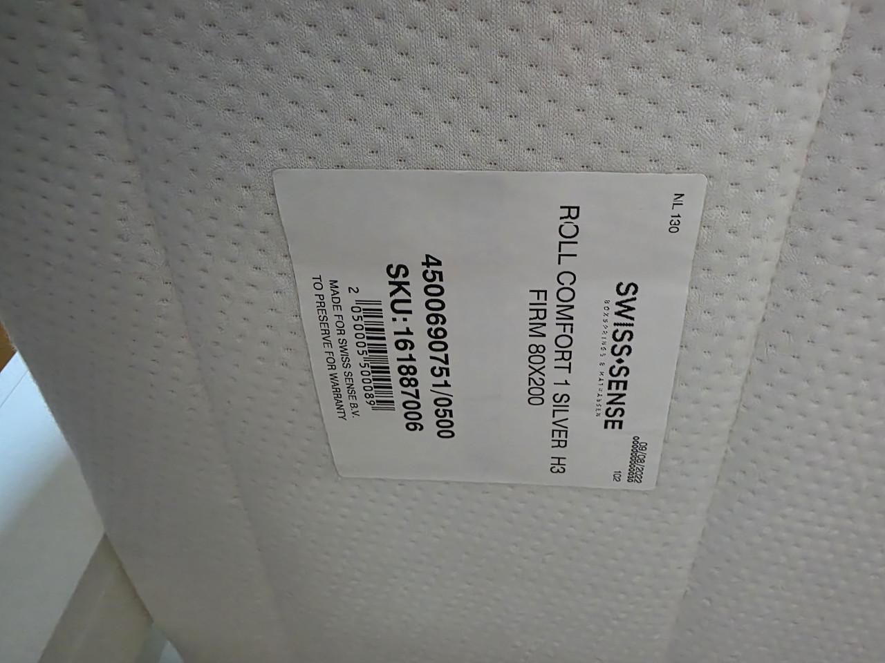 Bed met nachtkastjes