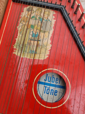 Prachtige jaren 70 Vintage Jubel Tone-citer, Duitse citer DDR, in doos....