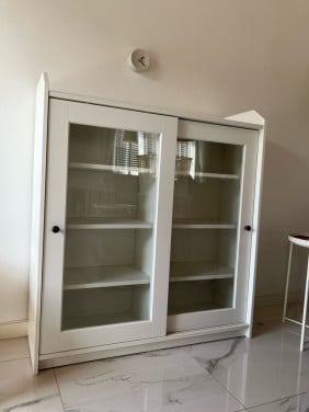 Nieuwe witte vitrinekast mag weg teab!!!