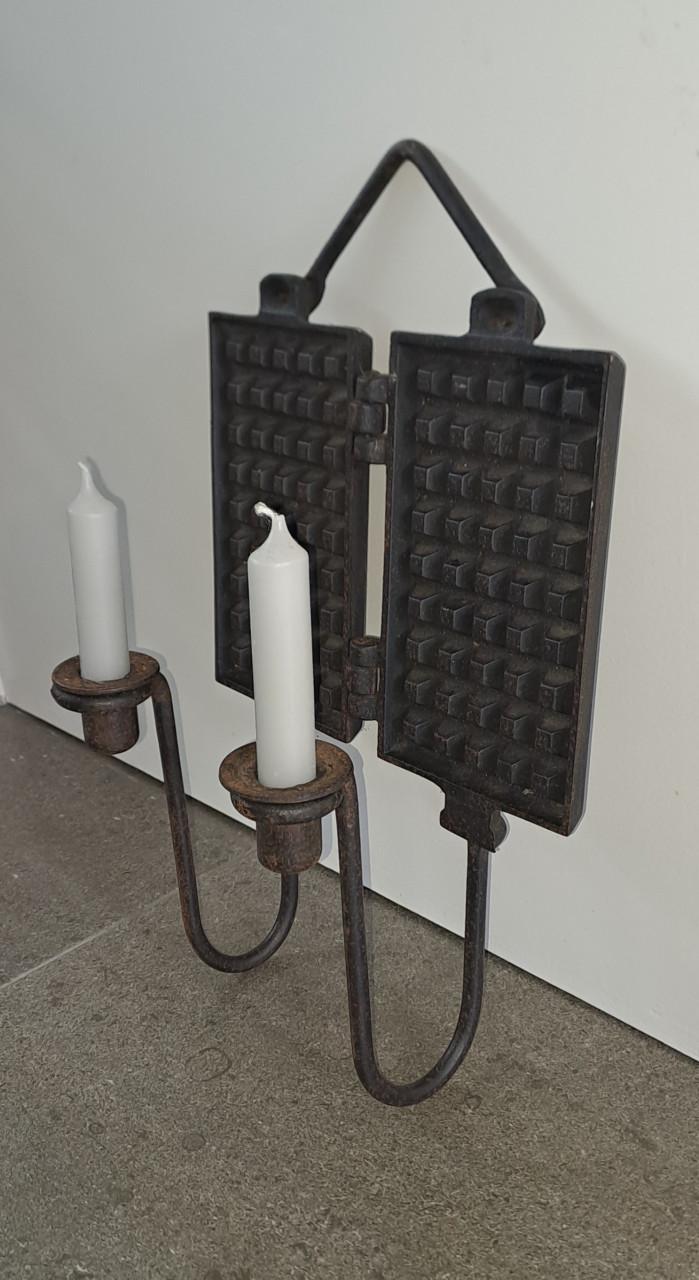 Wafelijzer als kandelaar