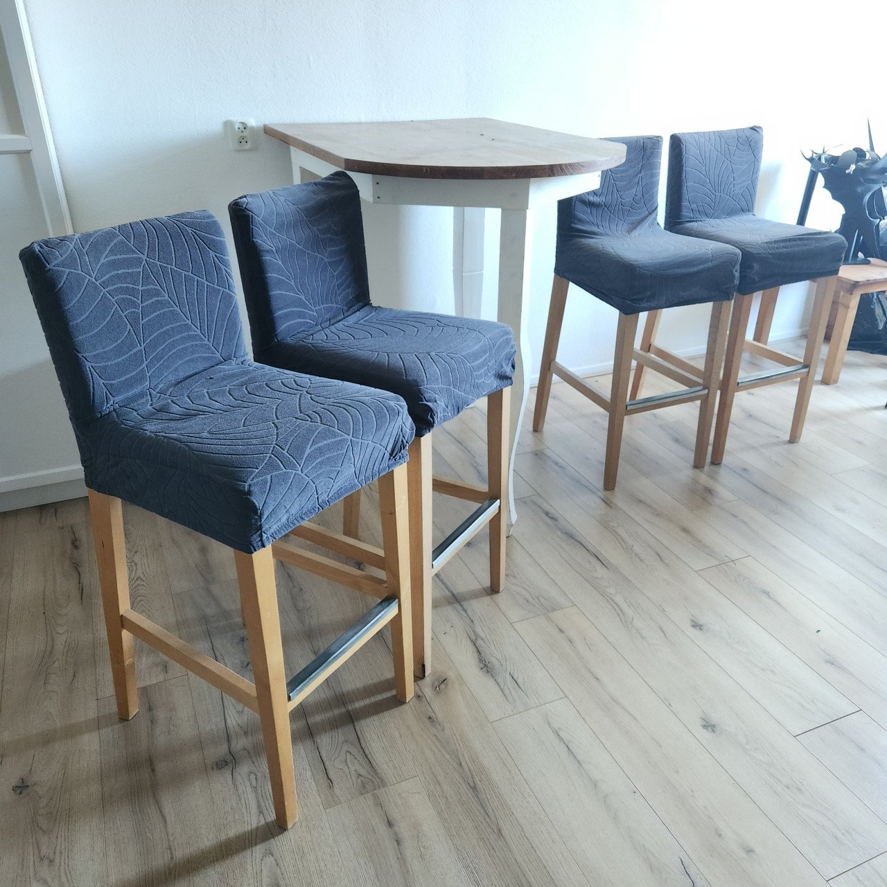 Hoge eettafel met 4 stoelen.