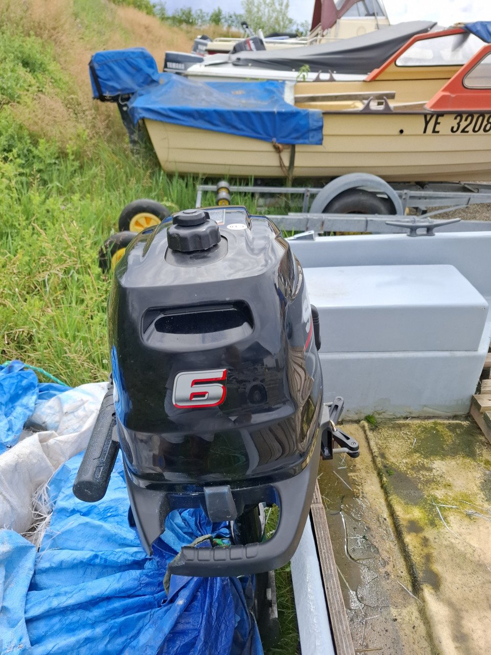 Polyester visbootje met trailer en 6pk suzuki
