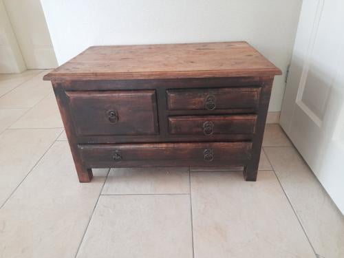 Antiek kastje  72 x 45 x 44H ( in goede staat )