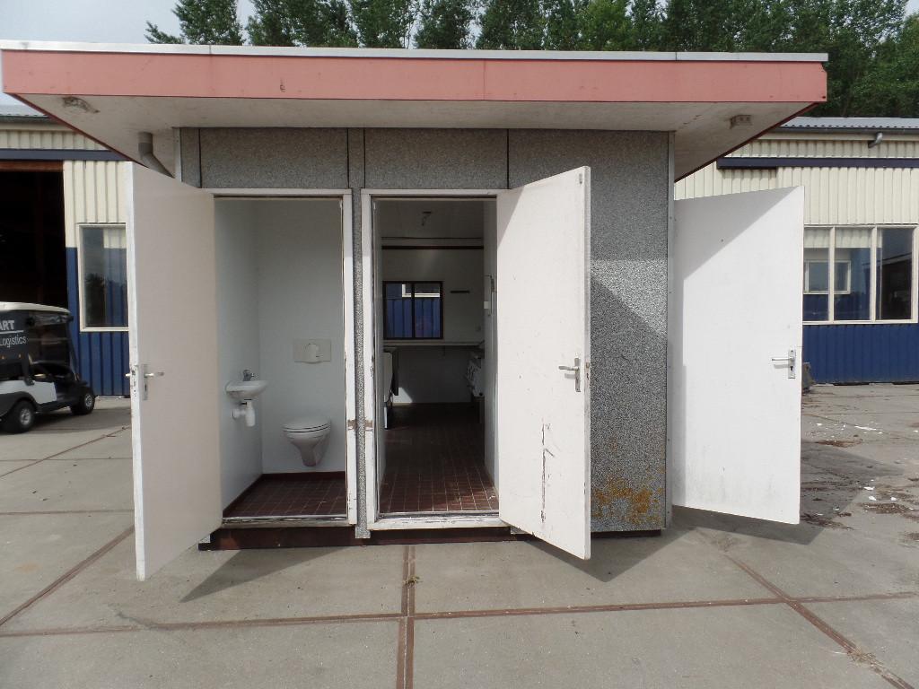 Degelijke verkoopunit met betonnen vloer en sanitaire voorziening