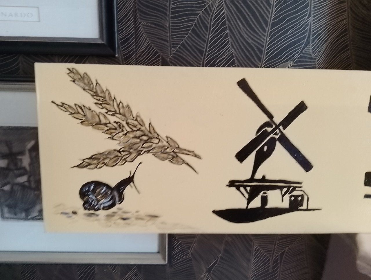 Met de hand beschilderde borden en andere voorwerpen