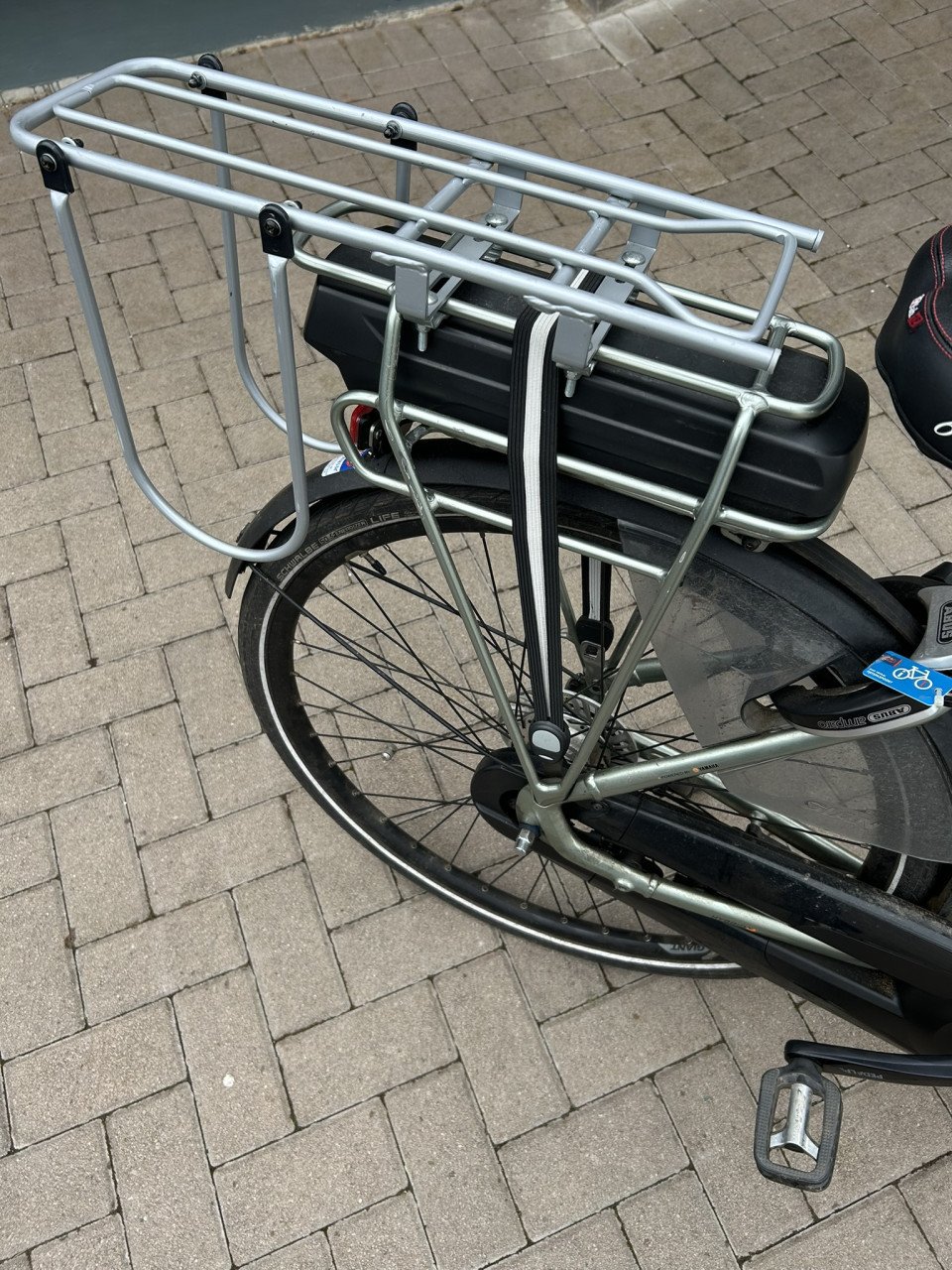 Twee Yepp achter kinder fietsstoelen