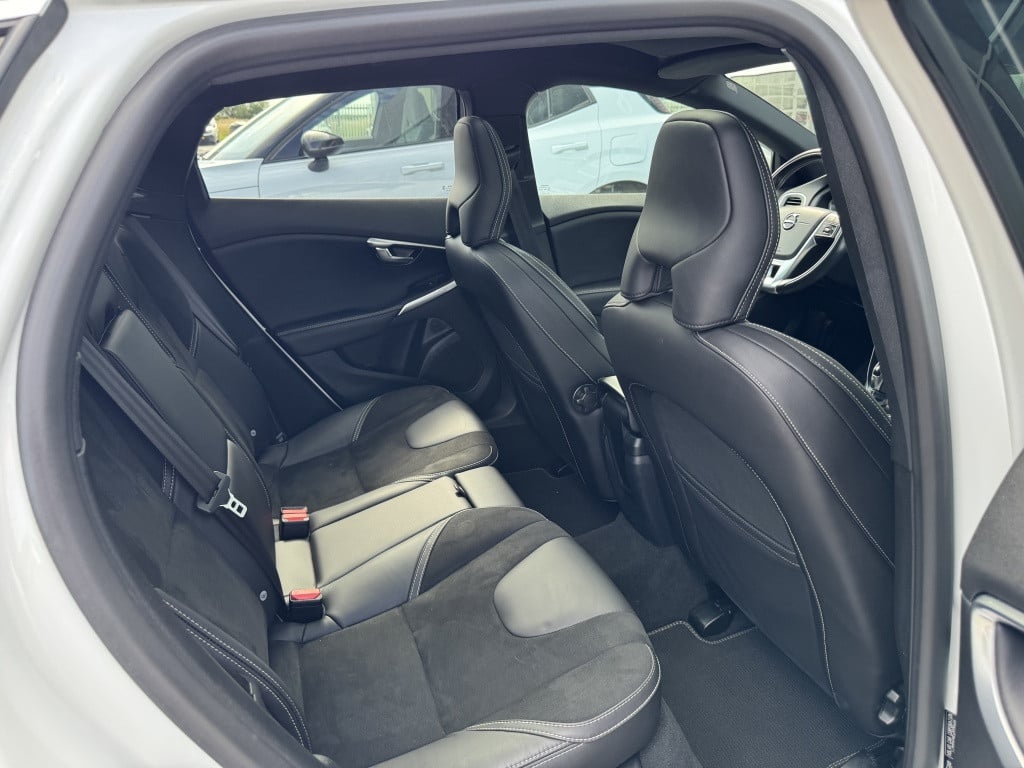 Volvo V40 t3 153pk polar+ sport| panodak| trekhaak| camera| h&k sound