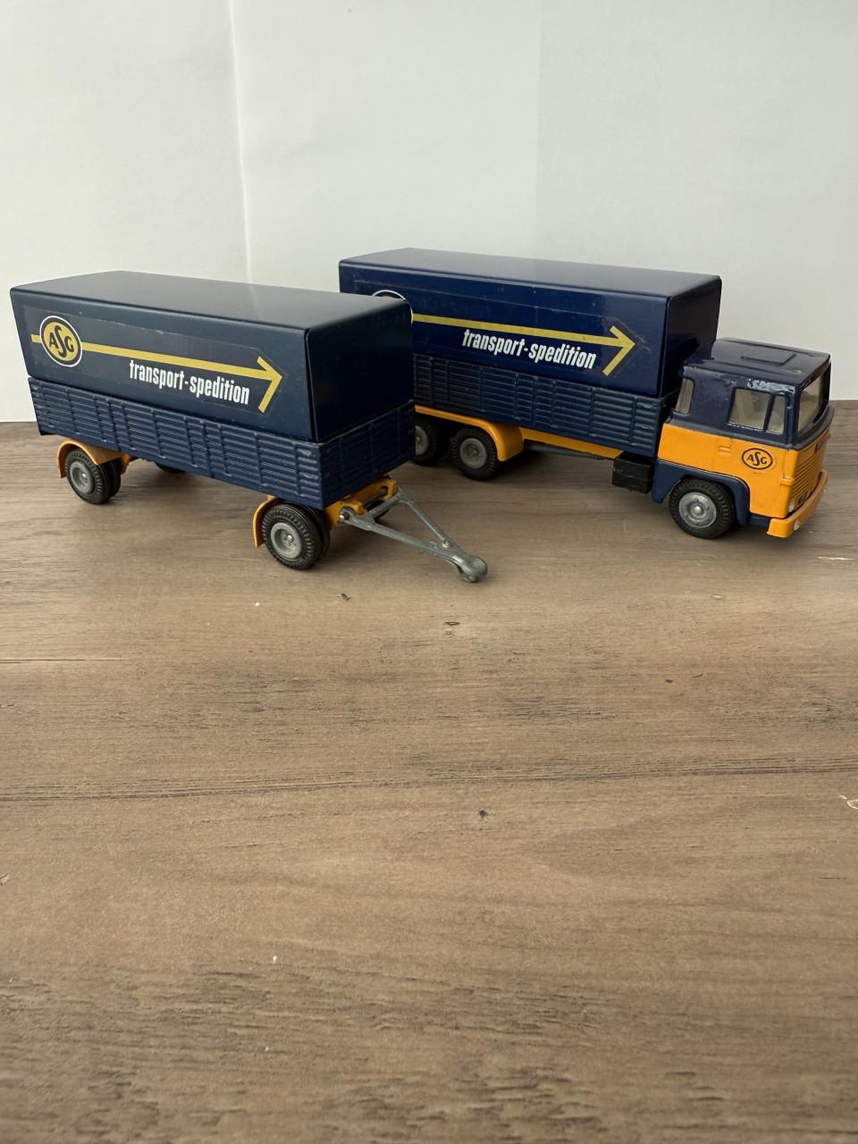 Tekno ASG Combinatie Scania 141 bakwagen met aanhanger.