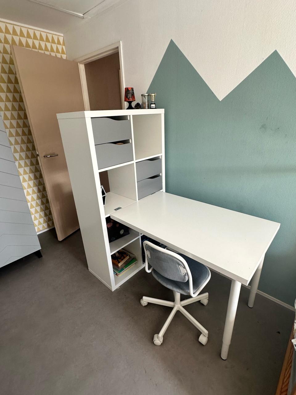 Bureau met ladenkast en bureaustoel, kinderkamer