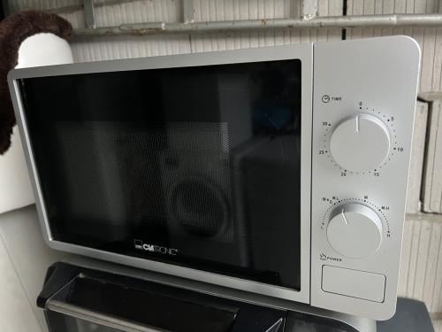 Als nieuw en kort gebruikte zilveren Magnetron nieuwprijs €70,-