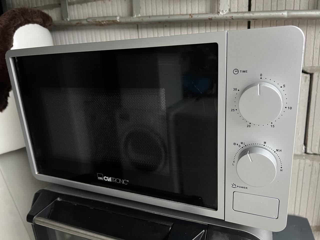 Als nieuw en kort gebruikte zilveren Magnetron nieuwprijs €70,-