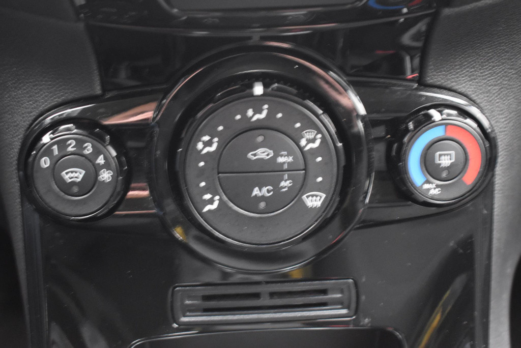 Ford Fiesta 1.0 titanium | nieuwe distributieriem | radio | airco | lichmet