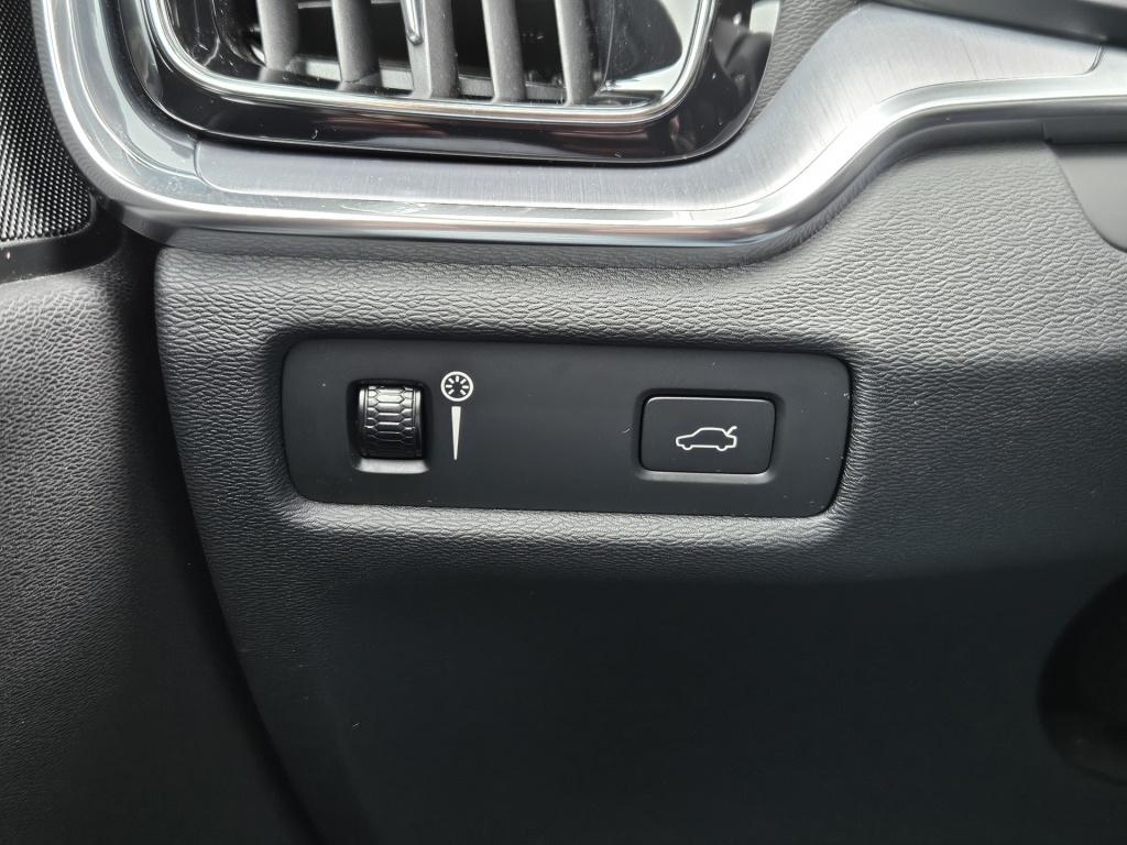 Volvo V60 2.0 b3 momentum advantage | r-design | acc | carplay