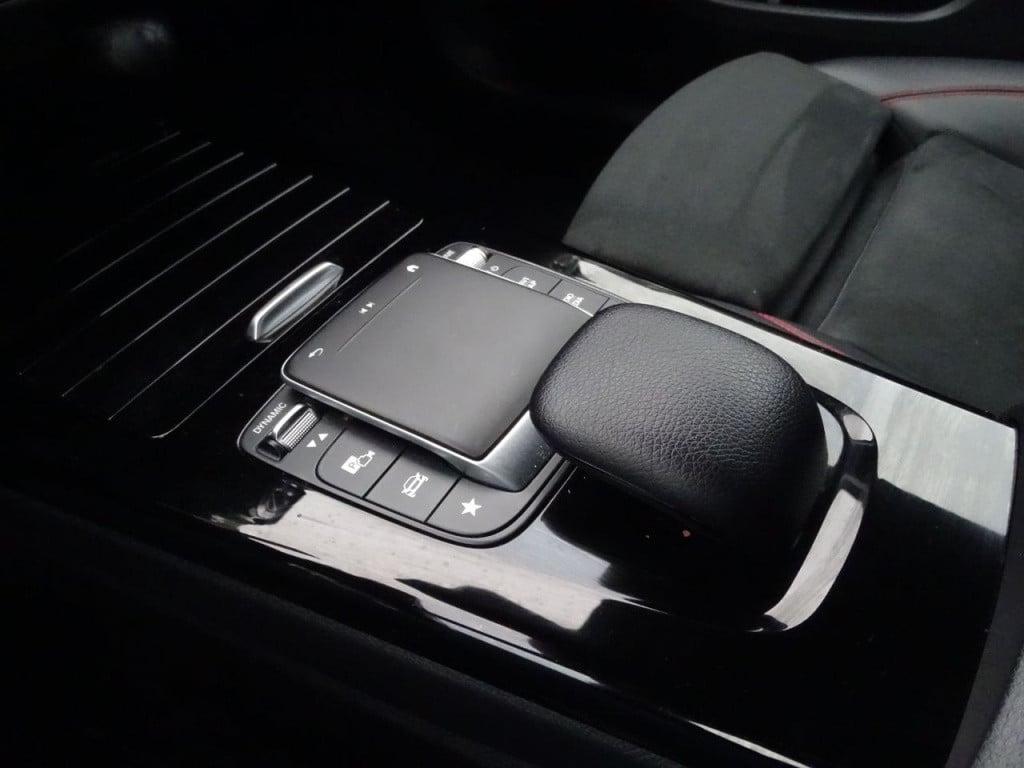 Mercedes-Benz A-Klasse 180 business solution amg | pano | led | el trekhaak