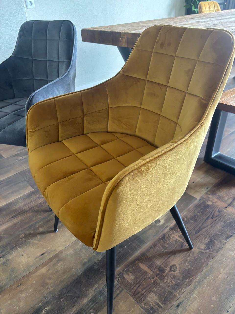 3 eettafel stoelen (2 goud, 1 blauw grijs)
