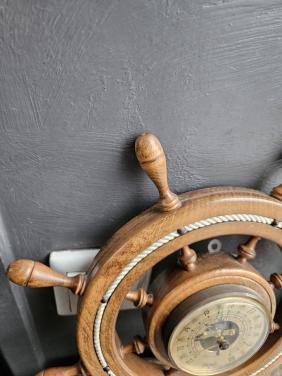 Mooi vintage houten maritiem stuurwiel met barometer..