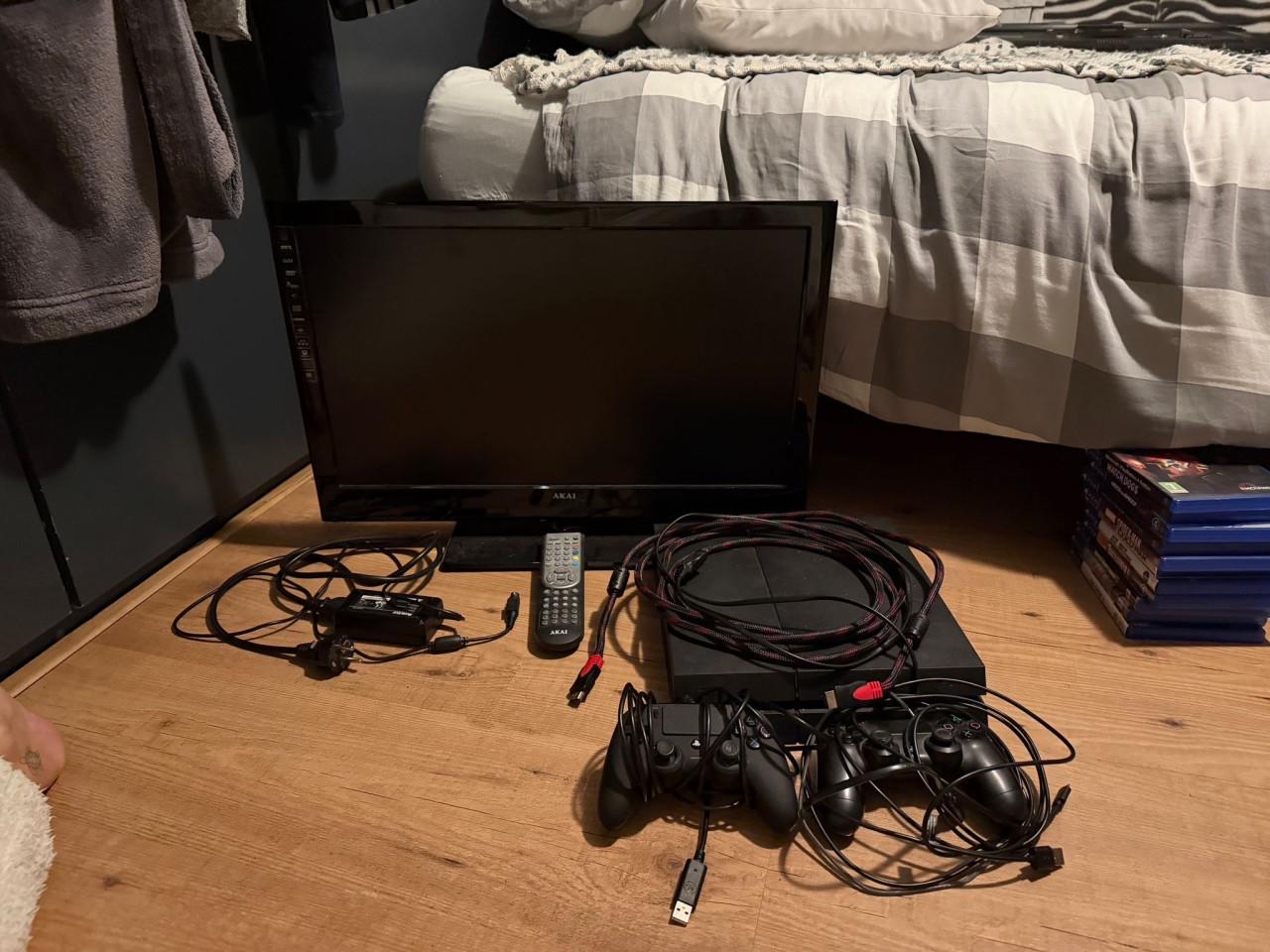 PS4 met controllers en beeldscherm
