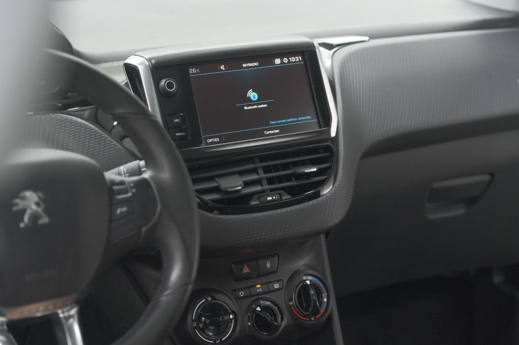 Peugeot 2008 puretech 82 blue lion | trekhaak | panoramadak | navigatie | p