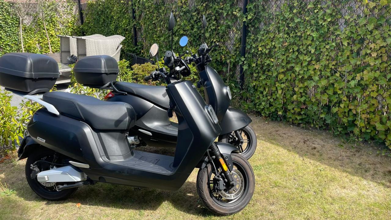 Twee electrische scooters IVA E-go S3 en S5