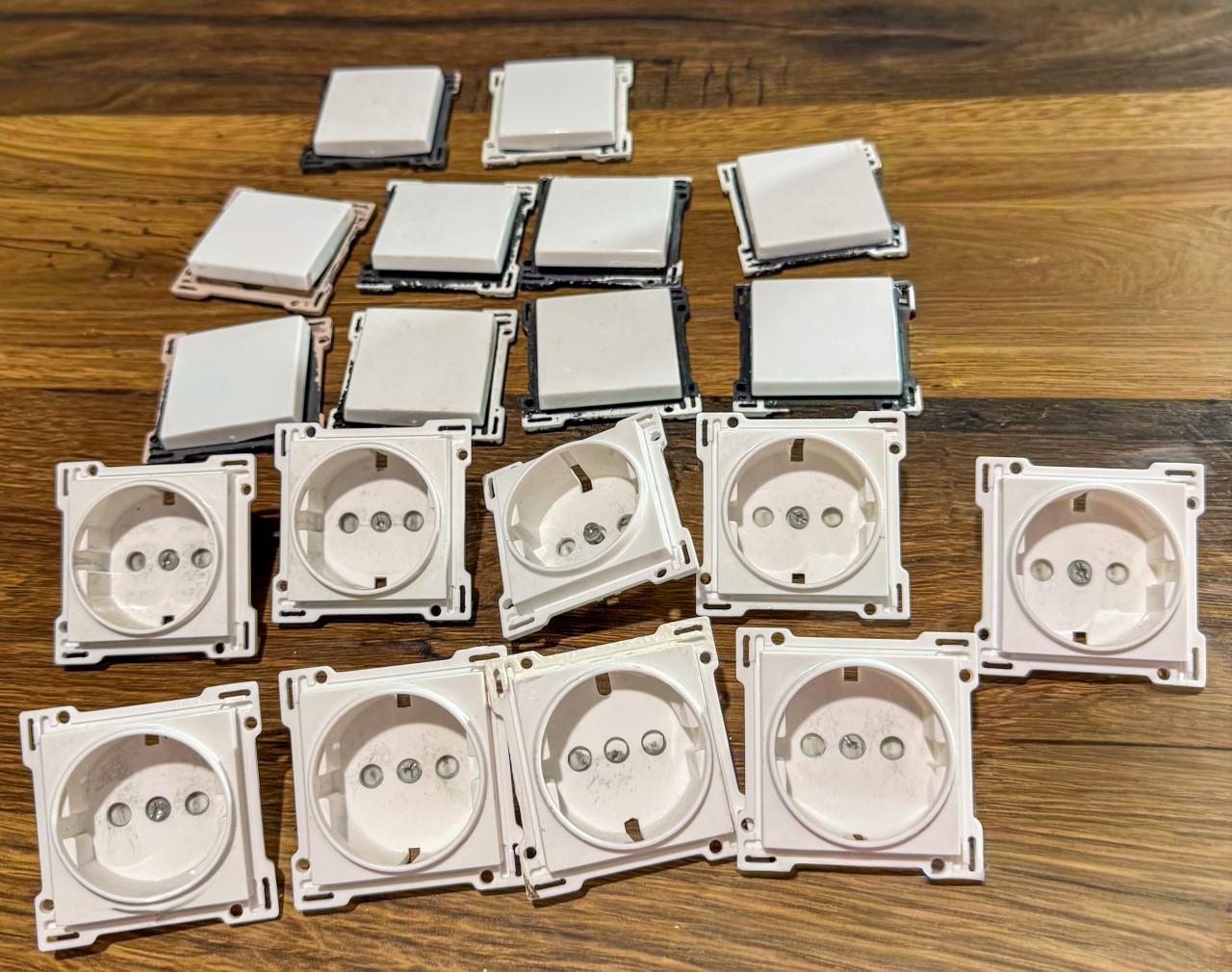 Niko dubbele stopcontacten + afdekramen te koop