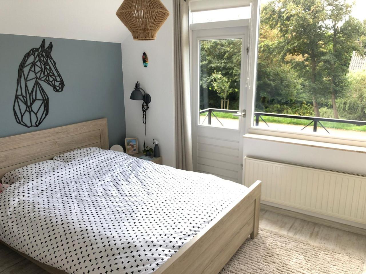 Tweepersoonsbed 140x200 met 2 nachtkastjes