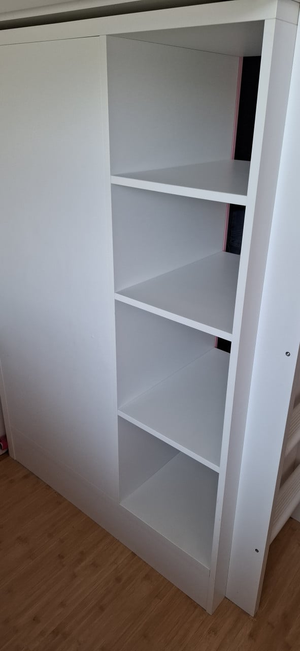 Hoogslaper met bureau en kast