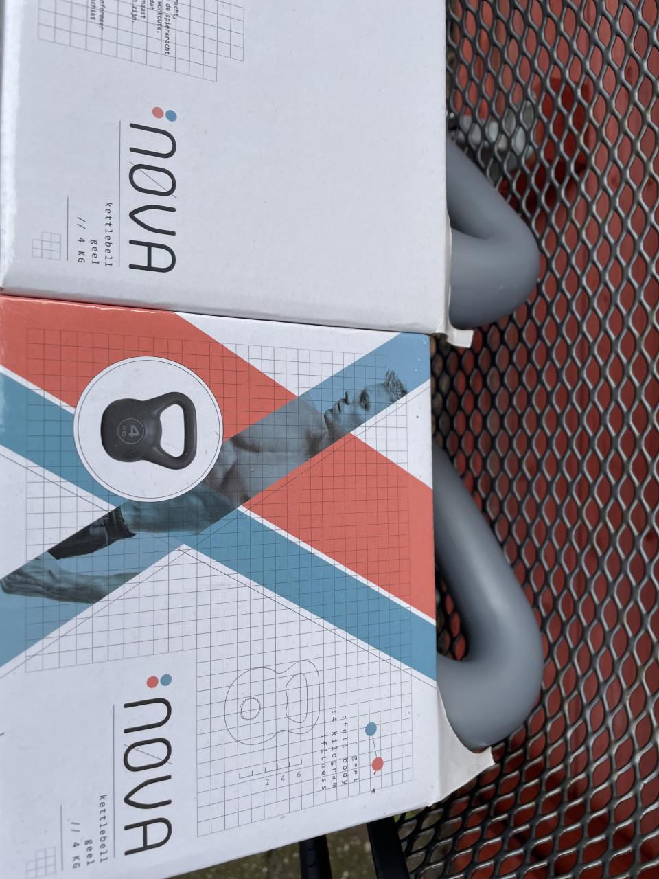 2x Splinternieuwe KETTLE BELL a 4KG in Zilverkleur!!