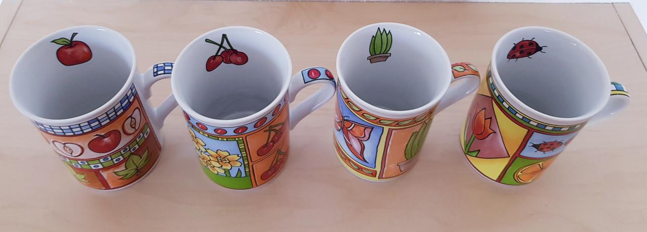 4 kleurrijke porseleinen bekers, 10 cm hoog