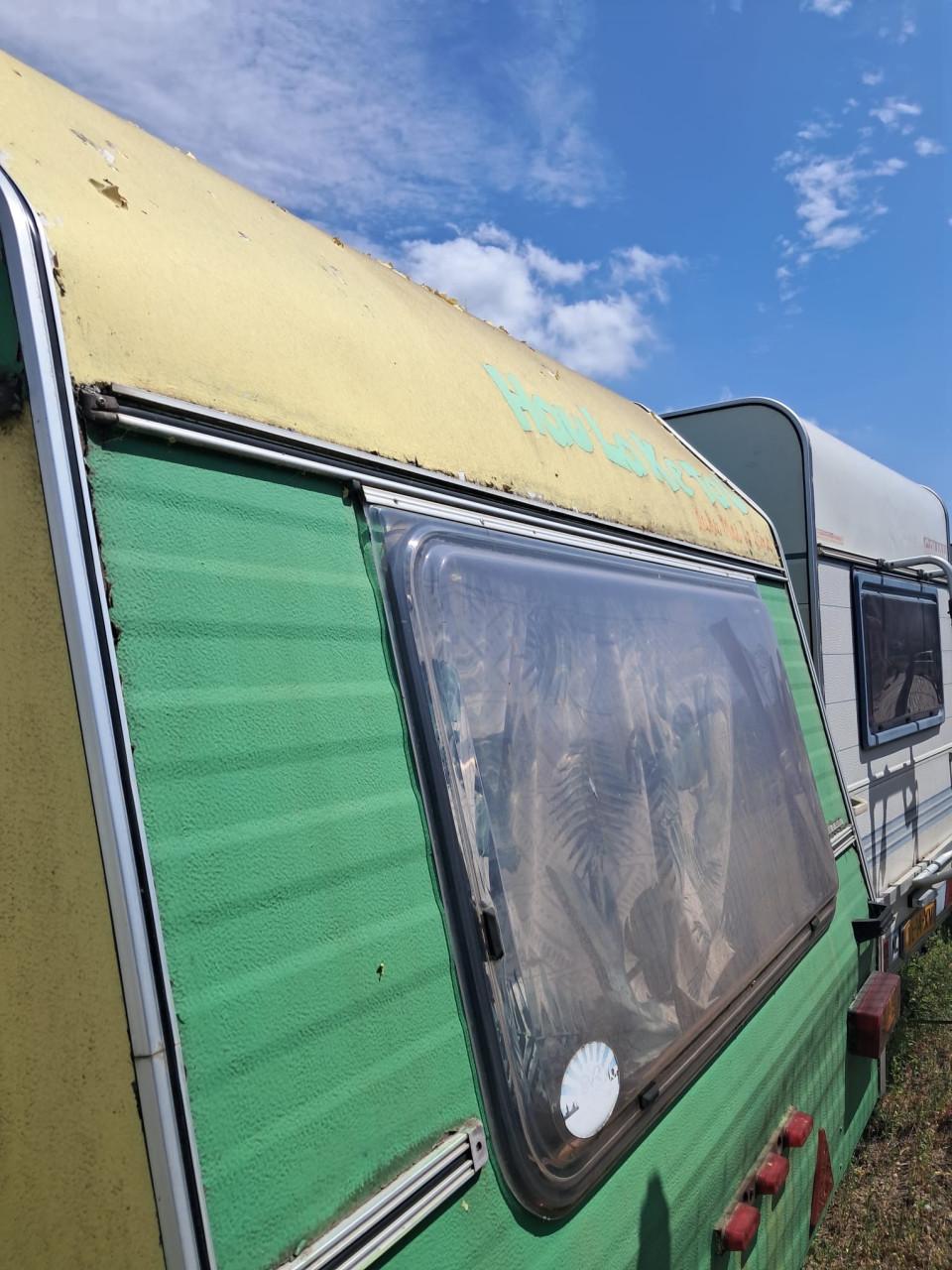 Unieke retro caravan, groen/geel, 4 slaapplaatsen.