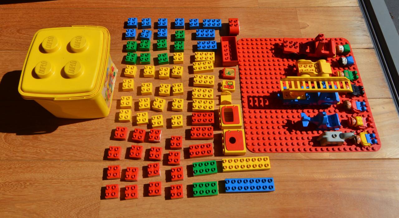 Duplo emmer set (1544) + bouwplaat + voertuigen + poppetjes