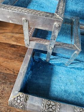 Vintage Metalen Sieradendoos met Blauw Fluweel nette staat
