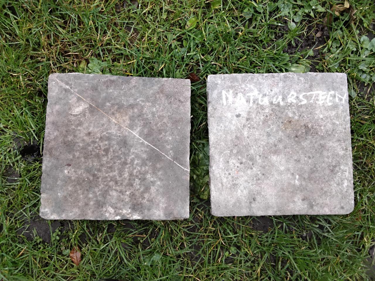 Oud hardsteen en oude gebakken plavuizen