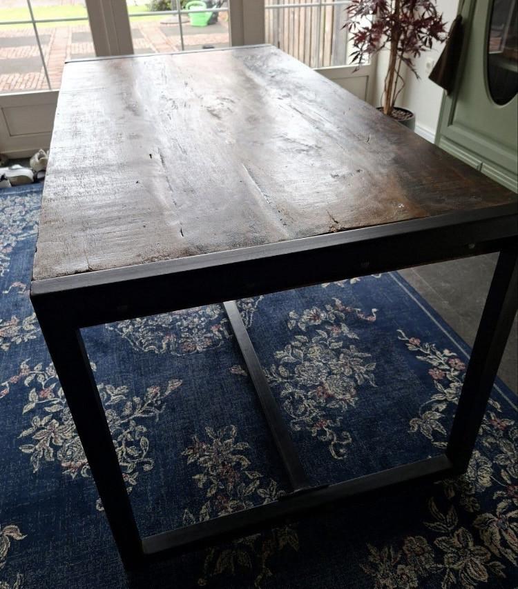 Houten tafels met metalen onderstel
