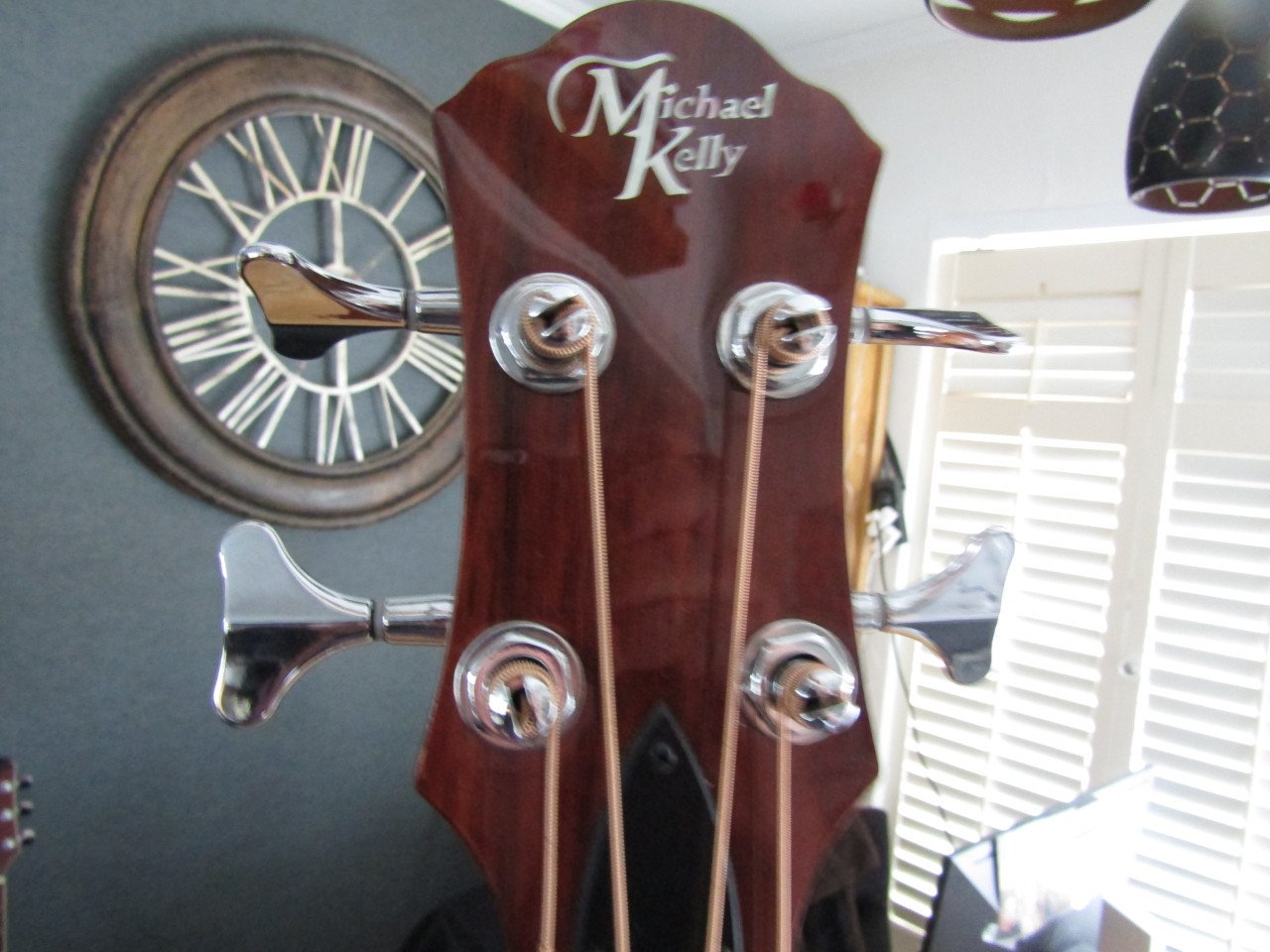 Semi akoestische basgitaar michael kelly travel