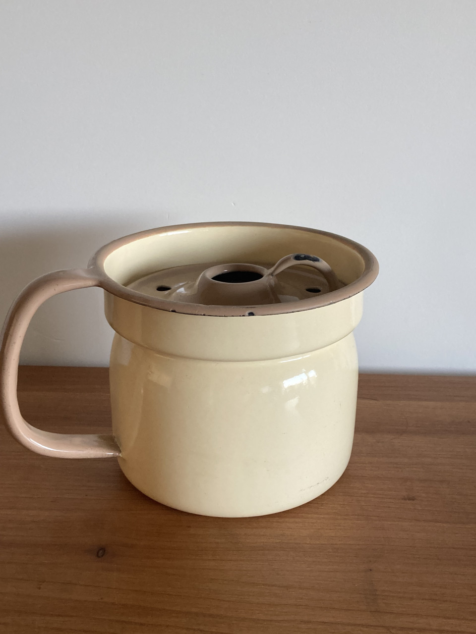 Vintage crèmekleurige melkkoker met overkookdeksel