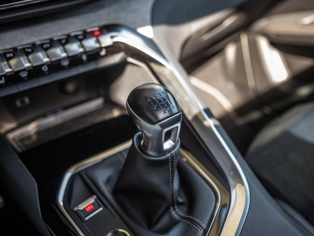 Peugeot 5008 puretech 130pk gt | panoramadak | trekhaak | stoelverwarming |
