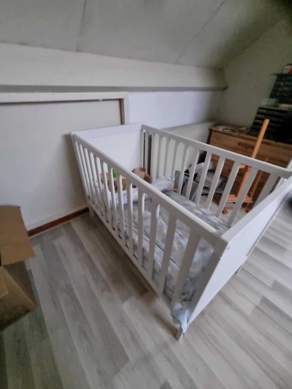 Te koop mooi kinderledikantje wit met matrasje