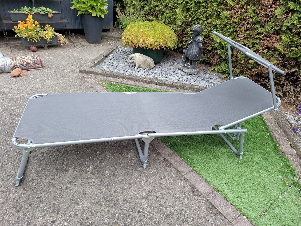 Ligbed met zonneluifel