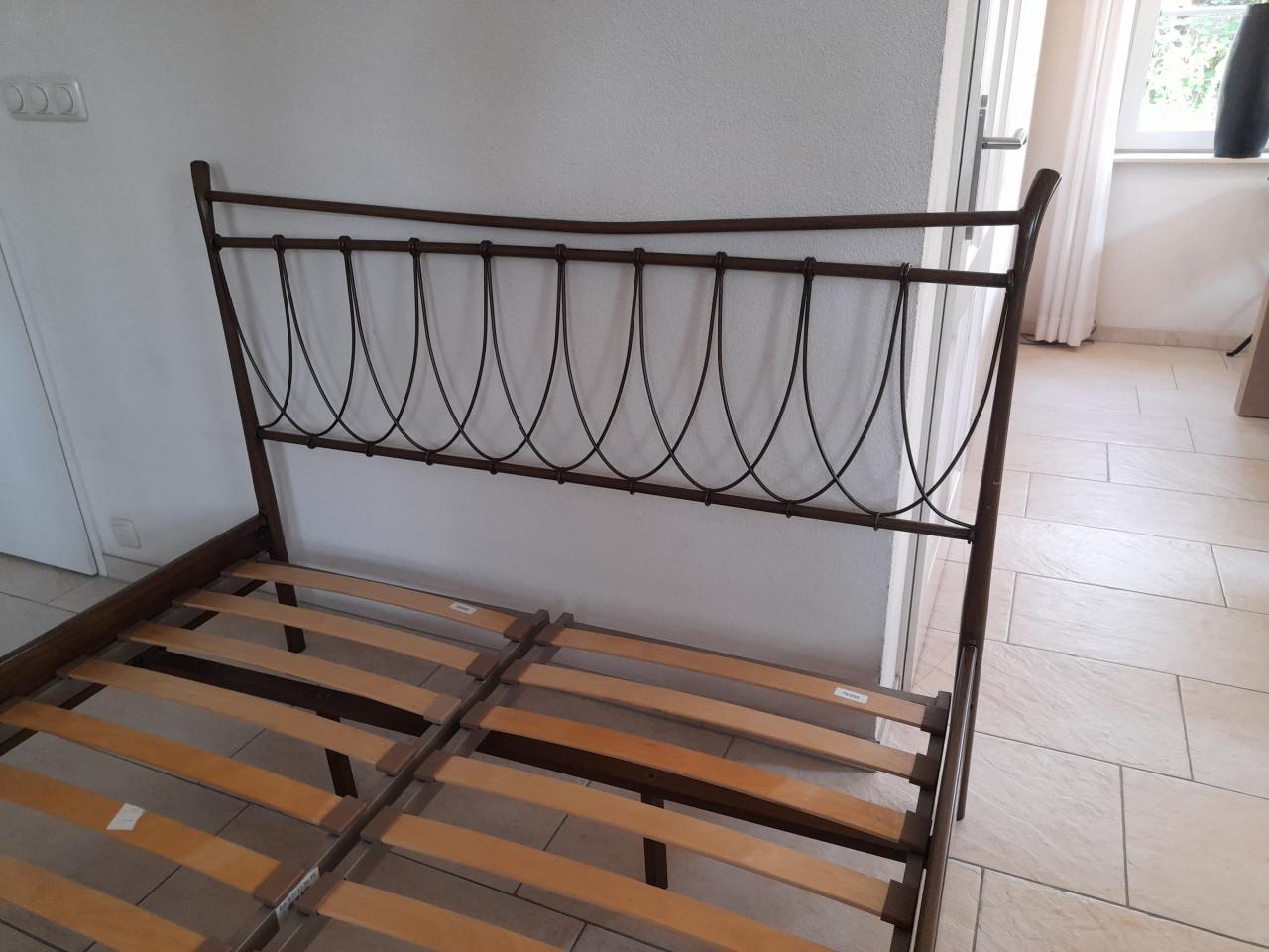 2 persoons bed 140 x 200 ( in goede nette staat )  Eventueel met nachtkast