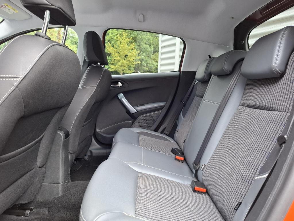 Peugeot 208 110 allure automaat eat6 nav/clima/camv