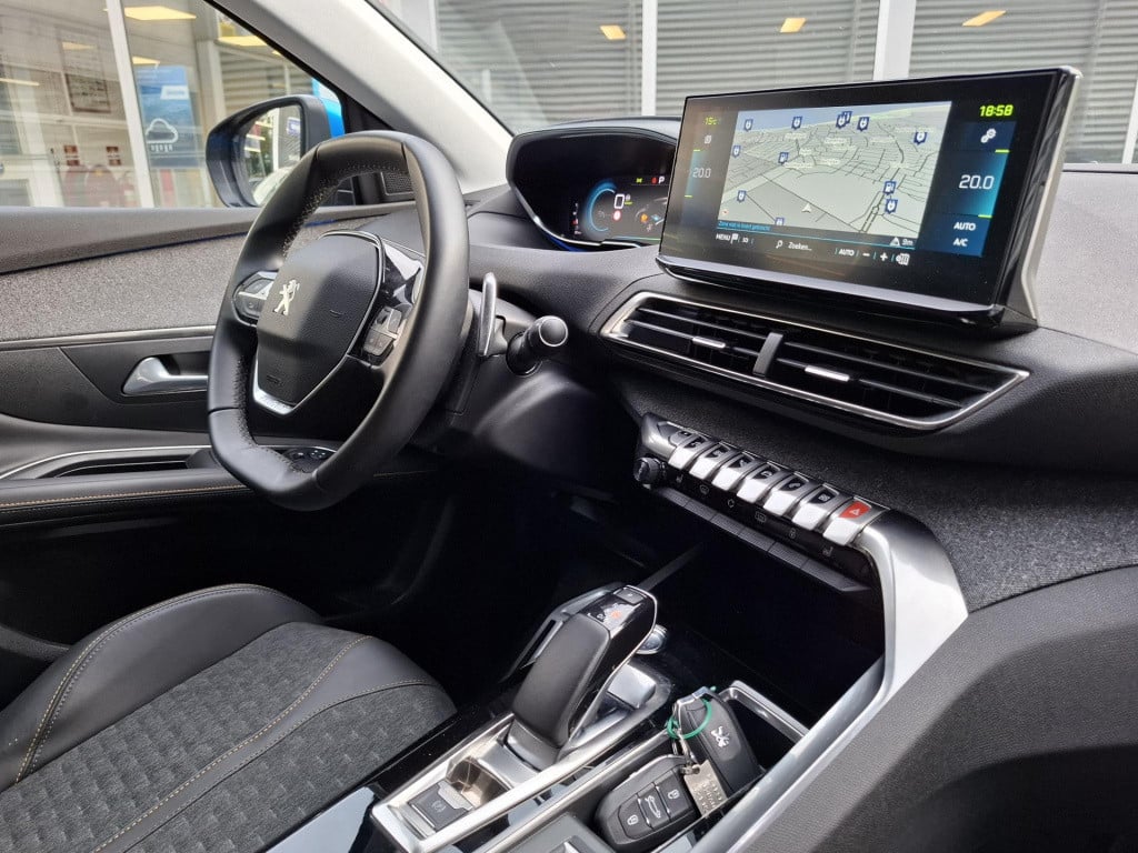 Peugeot 3008 suv 1.6 hybrid 225 eat8 automaat road trip nav/cam