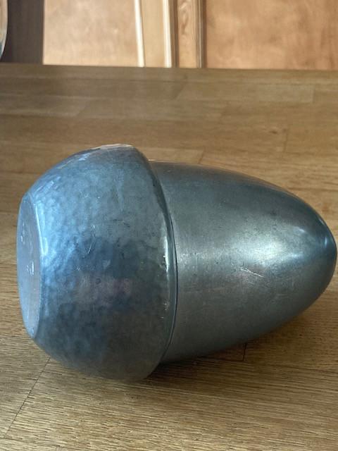 Vaas en schaaltje van gehamerd zilvertin