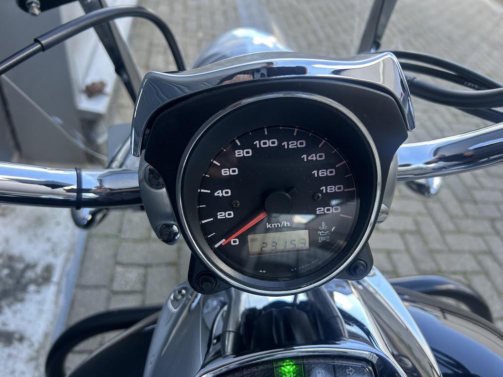 Suzuki M800 Intruder uit 2005 met 23dkm, windscherm/valbeugel etc €4500,-